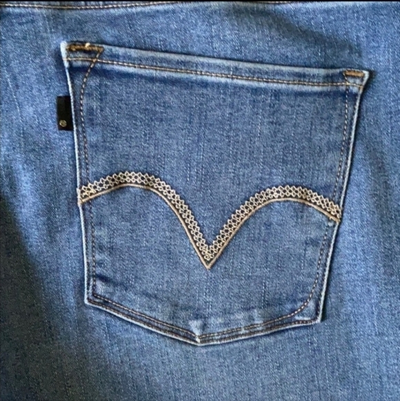 Levi’s Perfectly Slimming 512 Straight Leg Jeans Women's 12 Medium Wash EUC - Picture 5 of 10